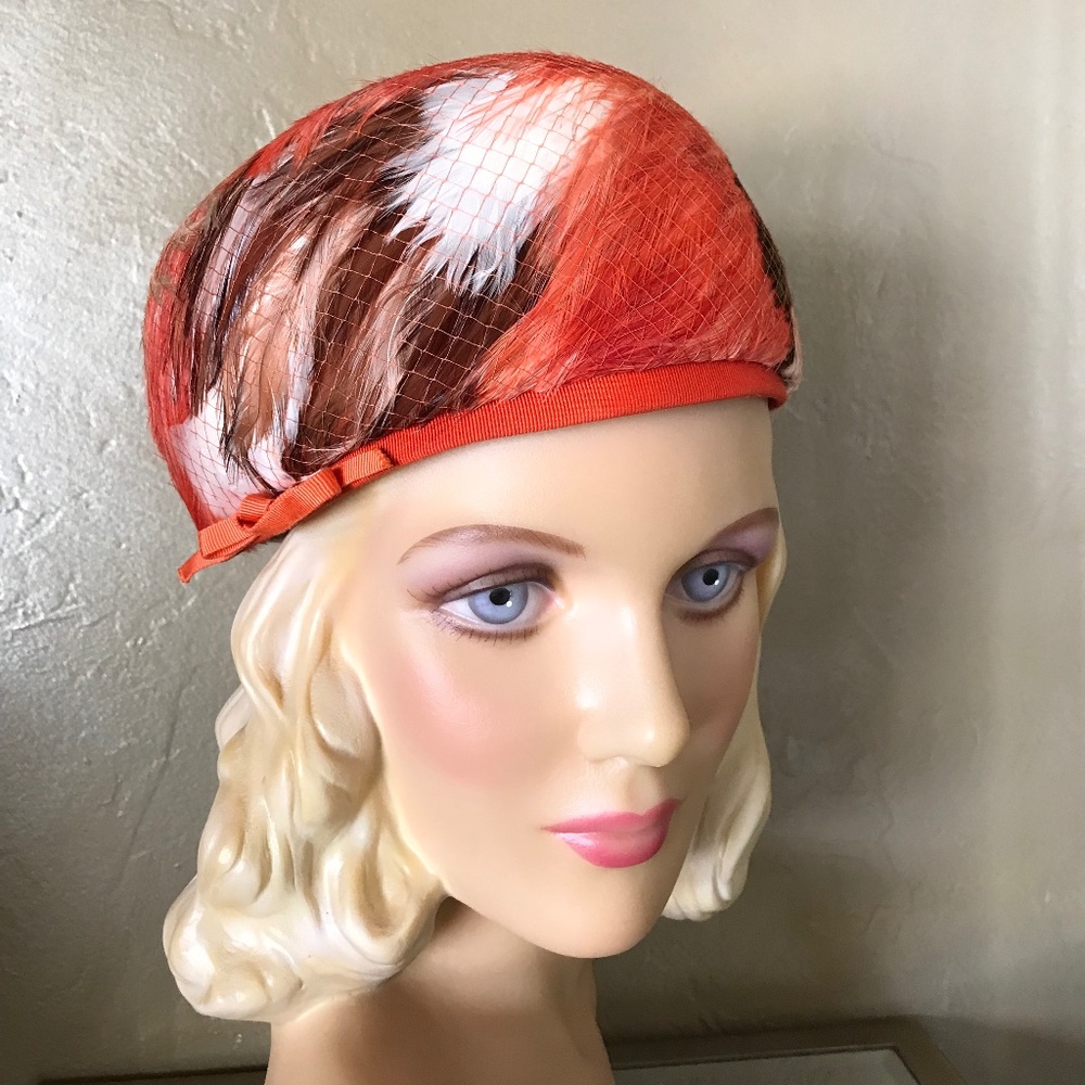 APPEALING 1950's MULTICOLORED FEATHER AND VEIL VINTAGE HAT